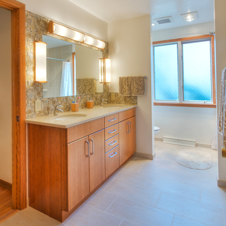 This bright bath is clean and inviting.